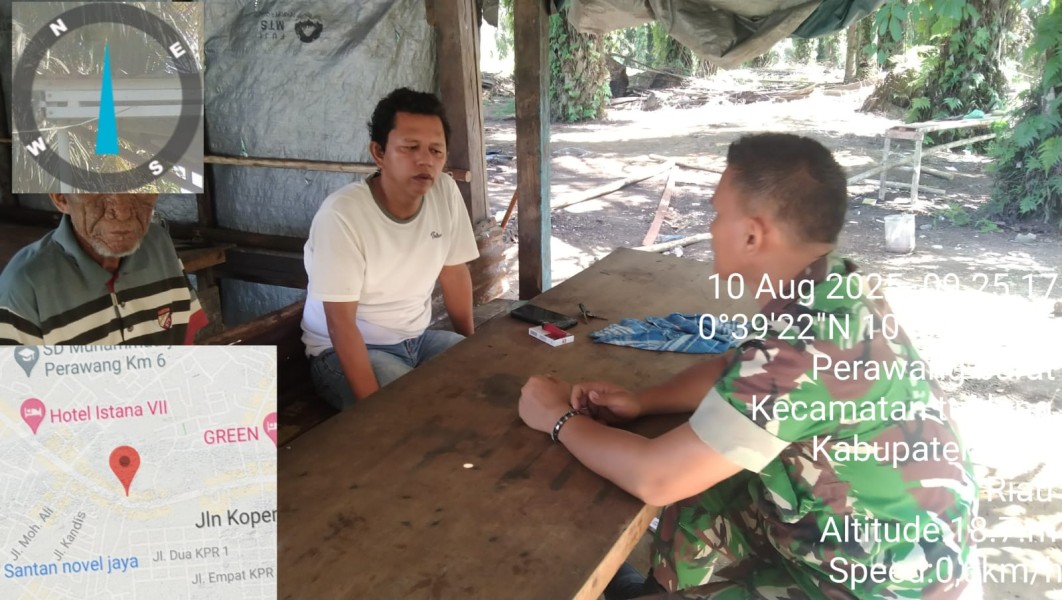 Babinsa Koramil 04/Perawang Gelar Komsos di Kampung Tualang, Ajak Warga Peduli Kebersihan Lingkungan