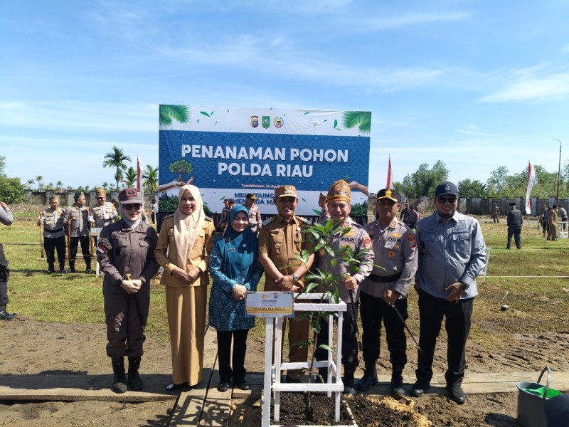 Tangkal Karhutla, Kapolda Riau Tanam Pohon Bersama di Kabupaten Indragiri Hilir