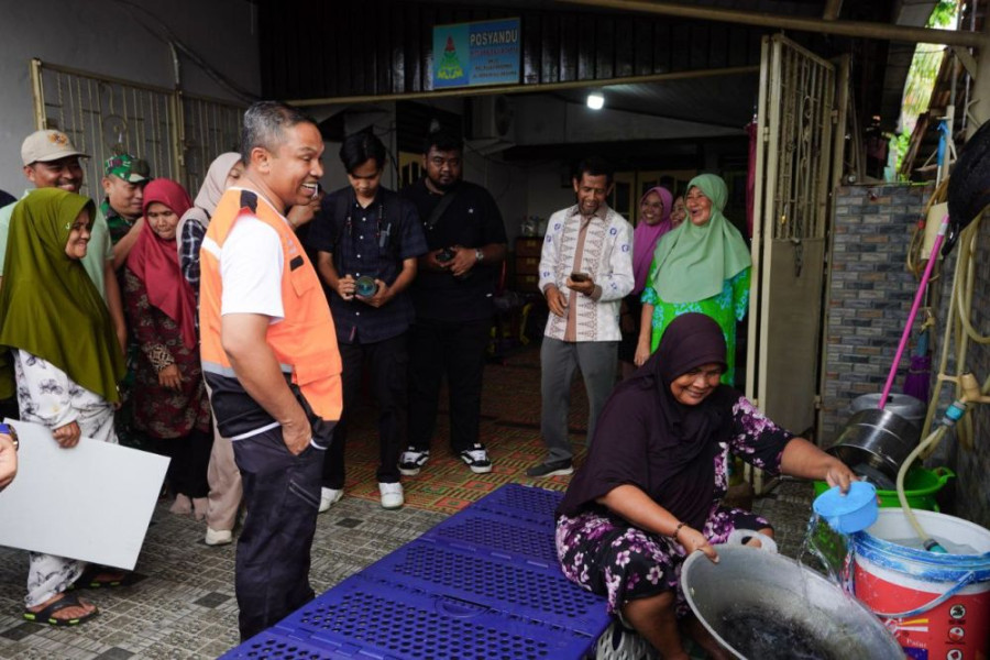 Di Tenda Darurat Gubri Wahid Beri Bantuan Korban Kebakaran Jalan Pepaya Pekanbaru