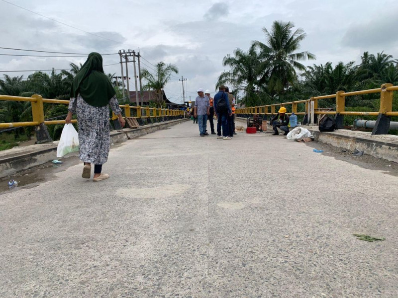 Masih Uji Coba, Jembatan Ujung Batu Rohul Hanya Bisa Dilintasi Kendaraan Kecil