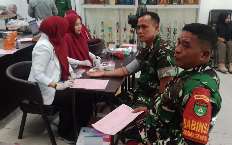 TNI, Mahasiswa dan Wartawan Bersatu dalam Aksi Donor Darah di Kampus Unidum