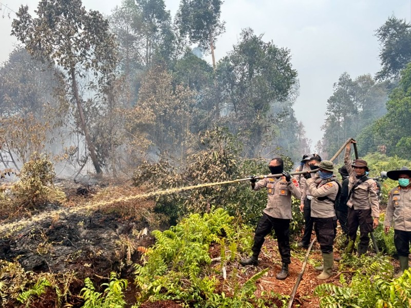 Bersama Tim, Kapolres Inhu Berjibaku Lakukan Pemadaman dan Pendinginan Kebakaran di Lokasi Tanah Sitaan Negara