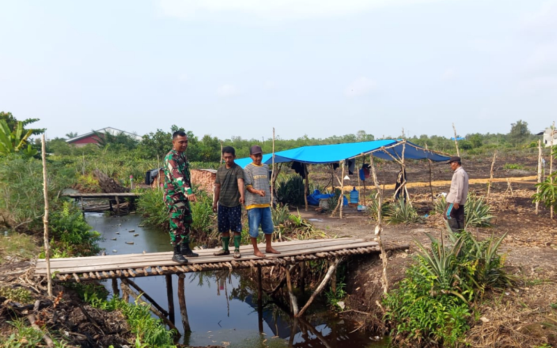 Babinsa Bagan Keladi Gencarkan Patroli Karhutla dan Sosialisasi Pencegahan Banjir di Dumai Barat