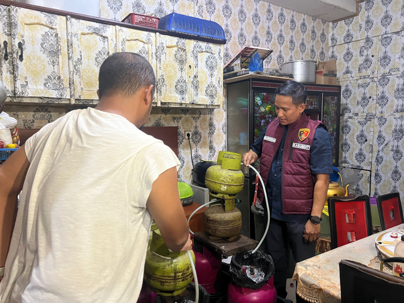 Polda Riau Gerebek Tempat Pengoplosan Gas 3 Kg ke Gas 12 Kg di Pekanbaru