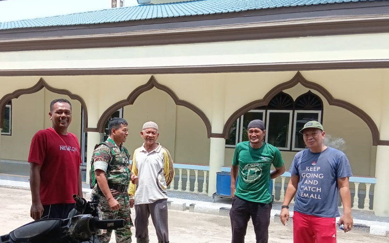 Babinsa Kelurahan Guntung Jalin Komsos, Ajak Tokoh Agama dan Warga Jaga Ketertiban