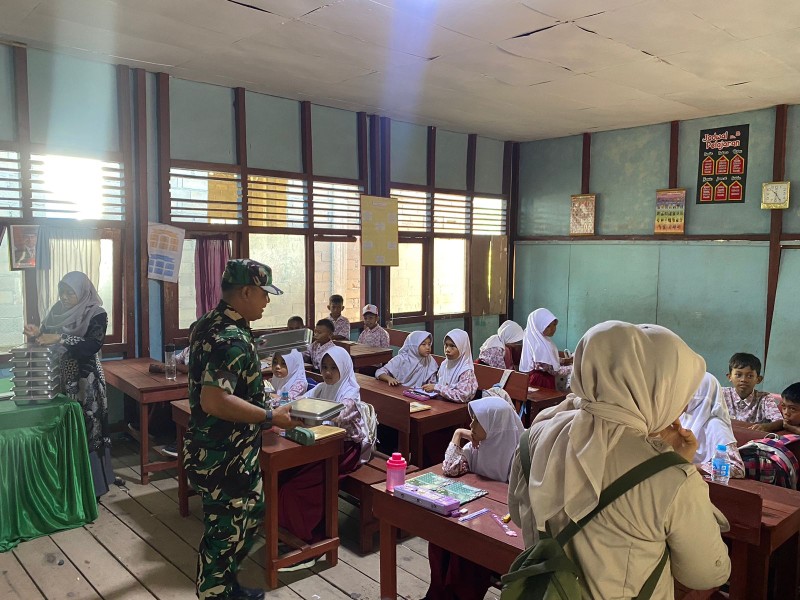 Dukung Peningkatan Gizi Pelajar, Babinsa Koramil 06/Kateman Dampingi Kegiatan MBG di Sekolah Sekolah