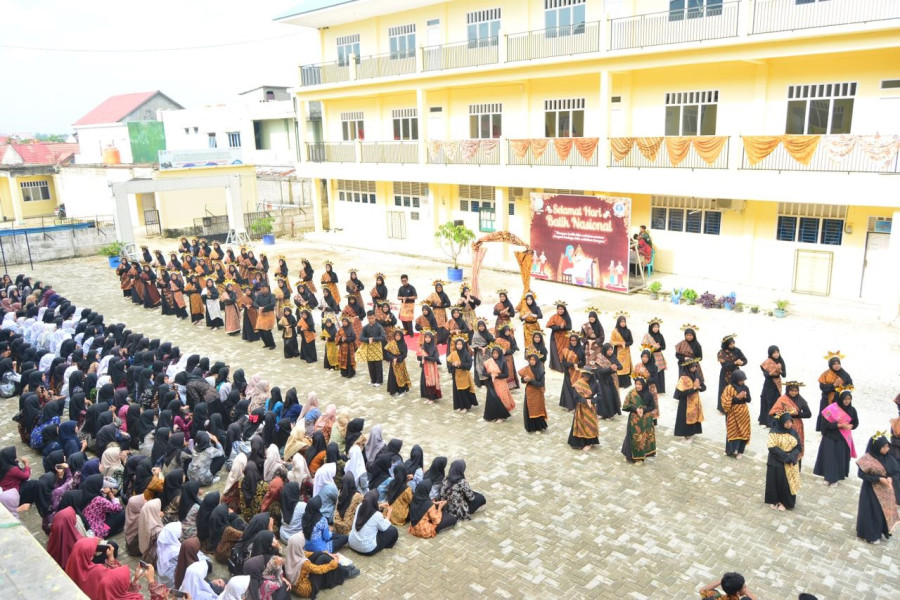 Tunjukkan Cinta Budaya, Siswa Al Huda Pekanbaru Semarakkan Hari Batik Nasional dengan Tari Massal