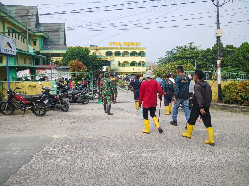 Jaga Kebersihan Lingkungan, Babinsa Kodim 0320/Dumai Turut Gotong Royong