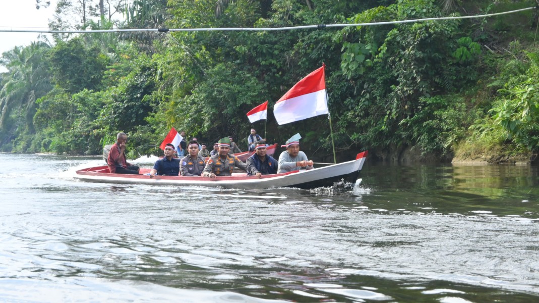 Nasionalisme Untuk Suku Talang Mamak, Tim Ekspedisi Presisi Merah Putih Polda Riau Polres Inhu Hantarkan Bendera, Bansos Hingga Tanam Pohon Bersama