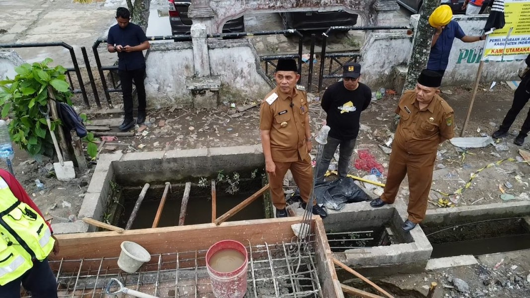 Atasi Banjir, Bupati Herman Tinjau Proyek Drainase Jalan Pangeran Hidayat