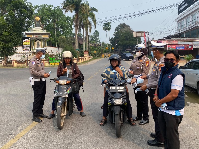 Di Tengah Kabut Asap, Polres Kuansing dan Dubalang Batang Kuantan Bagikan Masker