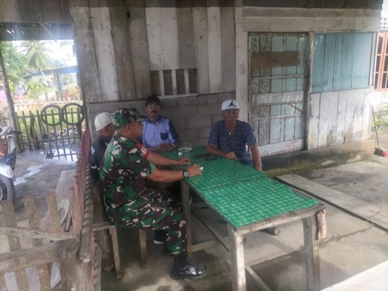 Cegah DBD, Babinsa Koramil 06/Kateman Imbau Warga Jaga Kesehatan dan Kebersihan Lingkungan