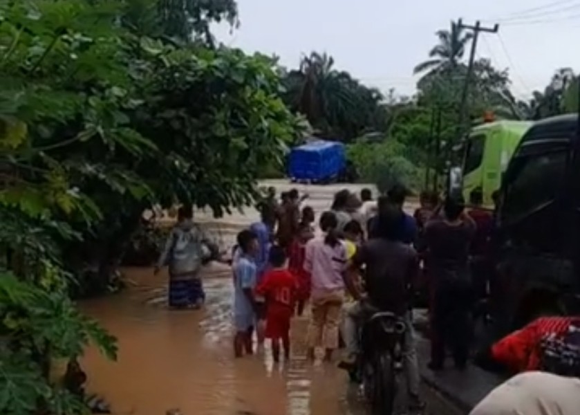 Sungai Meluap, Ratusan Rumah Terendam Banjir di Batang Gansal Inhu, Jalan Lintas Nasional Lumpuh Total