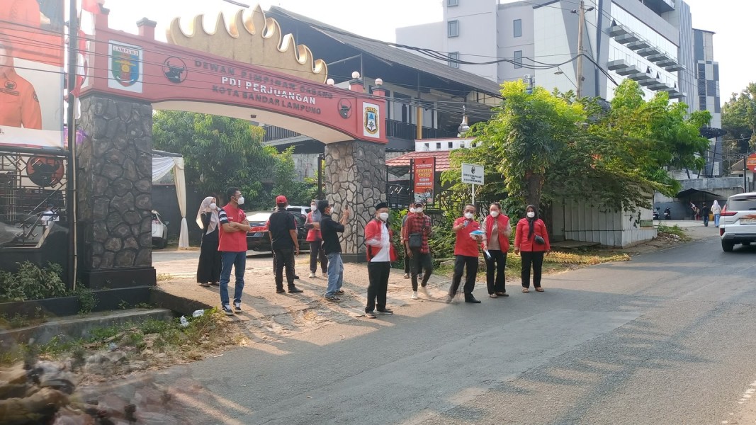 PDI-P Bandar Lampung Bagikan Ribuan Masker dan Semprot Jalan Dampak Abu Vulkanik