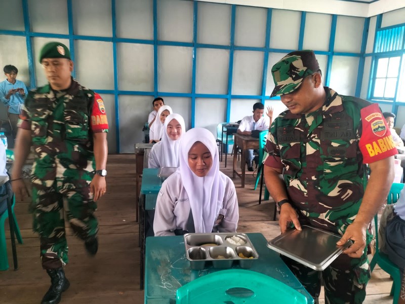 Babinsa Koramil 06/Kateman Kembali Berikan Pendampingan MBG di Tiga Sekolah