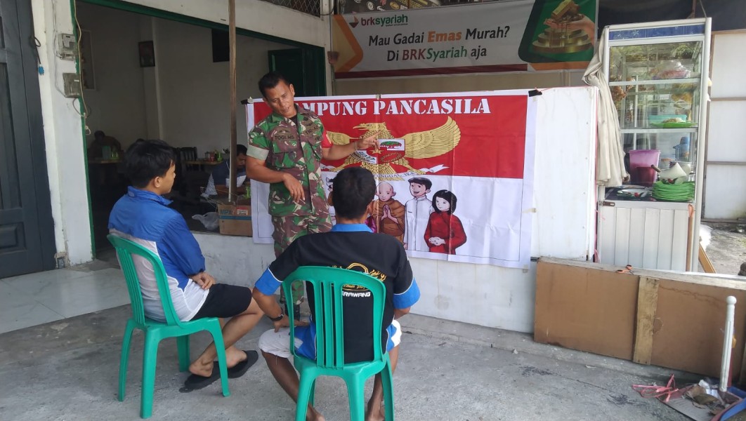Babinsa Koptu Togi Sitorus Sosialisasikan Nilai-Nilai Pancasila kepada Warga Perawang
