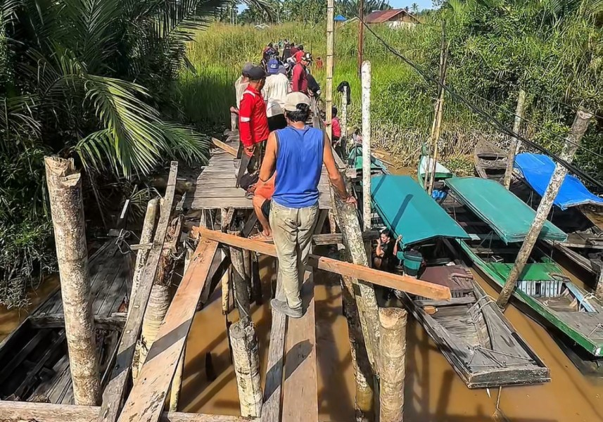 Warga Ambar Sari Gotong Royong Perbaiki Jembatan Rusak, Harapkan Tindakan Serius dari Pemerintah