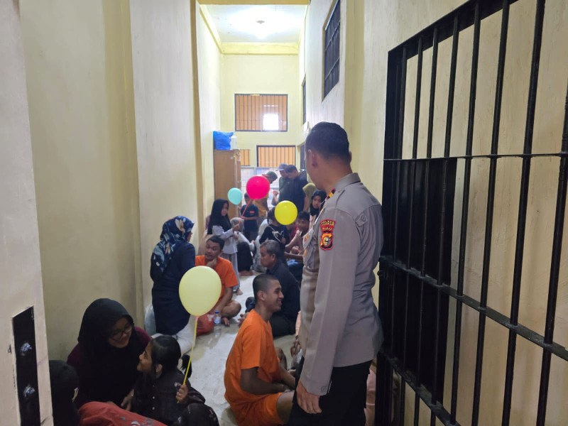 Meski di Balik Jeruji, Ikatan Keluarga Tetap Hangat: Polres Kampar Berikan Pelayanan Humanis di Hari Idul Fitri