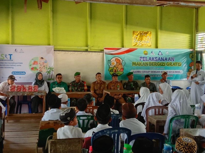Babinsa Koramil 06/Kateman Dampingi Kegiatan Makan Sehat Bergizi di MI Nurul Huda Desa Penjuru