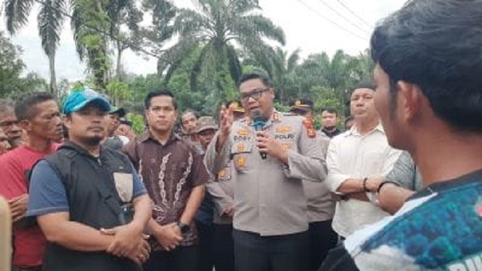 Kapolres Kampar Datang, Emak-emak Curhat Minta PT. Ciliandra Kembali Bayar Kompensasi Rp 500 Juta/Bulan dan Kembalikan Kebun ke Siabu