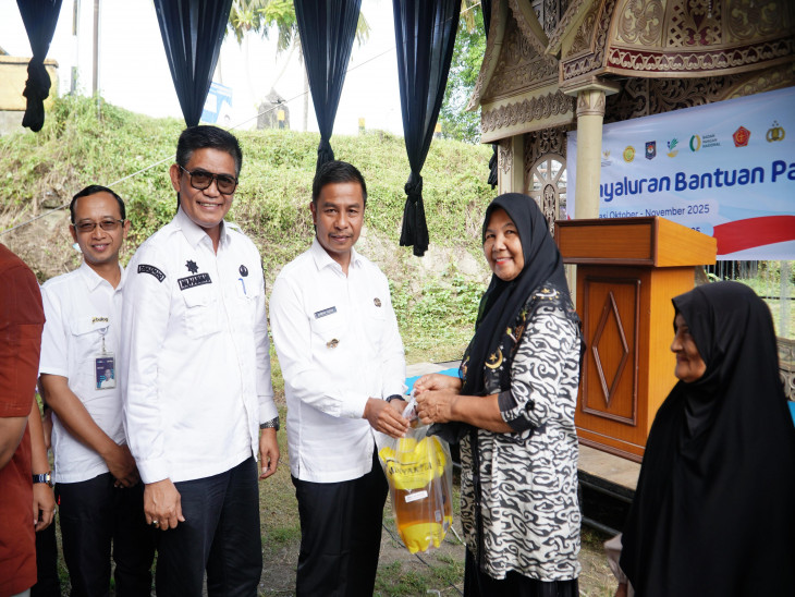 Bupati Kampar Ahmad Yuzar Salurkan Bantuan Pangan untuk Ribuan Keluarga