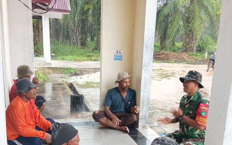 Wilayah Kondusif, Babinsa Guntung Ajak Warga Aktif Cegah Kebakaran Hutan dan Lahan