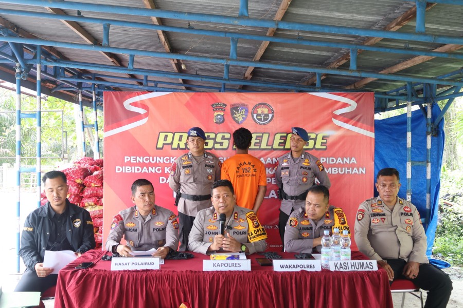 Satpol Airud Polres Pelalawan menggagalkan Kapal yang membawa bawang Ilegal seberat 19,5 Ton