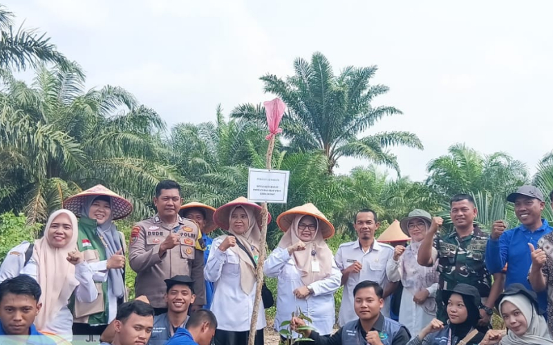 Babinsa Guntung Hadiri Penanaman Bibit Durian Duri Hitam Bersama Poktan Almadani