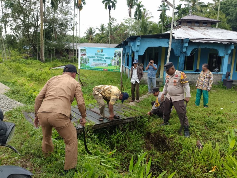 Progres Di Hari Kedua Polres Meranti Bersama Warga Bagun Jembatan Merah Putih Akses Antar Desa Makin Terbuka