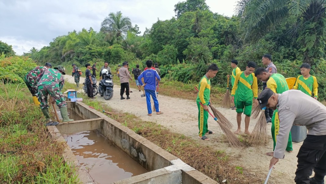 Kodim 0320/Dumai Bersama Polri, Pelajar dan Warga Bersihkan Saluran Air di Bangsal Aceh
