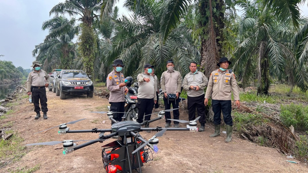 Polda Riau Kerahkan Drone Pemadam Api Tangani Karhutla di Siak