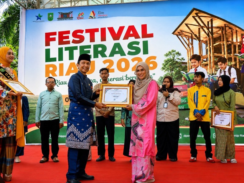 Dispersip Riau Beri Penghargaan kepada Salmah Publishing atas Kepatuhan Serah Simpan Karya