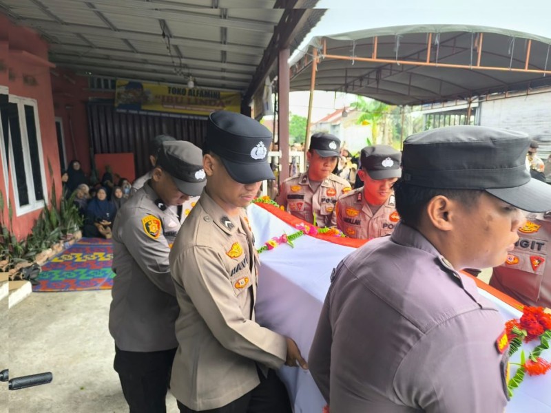 Kapolres inhil AKBP Farouk Otora Pimpin langsung Upacara  Pemakaman Alm. AKP Sukirul