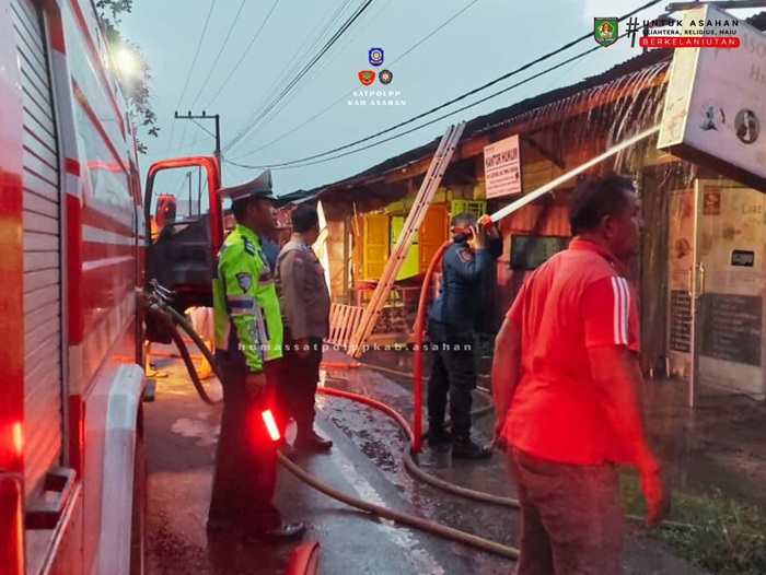 Respon Cepat Damkar Asahan: Kebakaran 5 Unit Toko di Pulau Rakyat Pekan Berhasil Dipadamkan