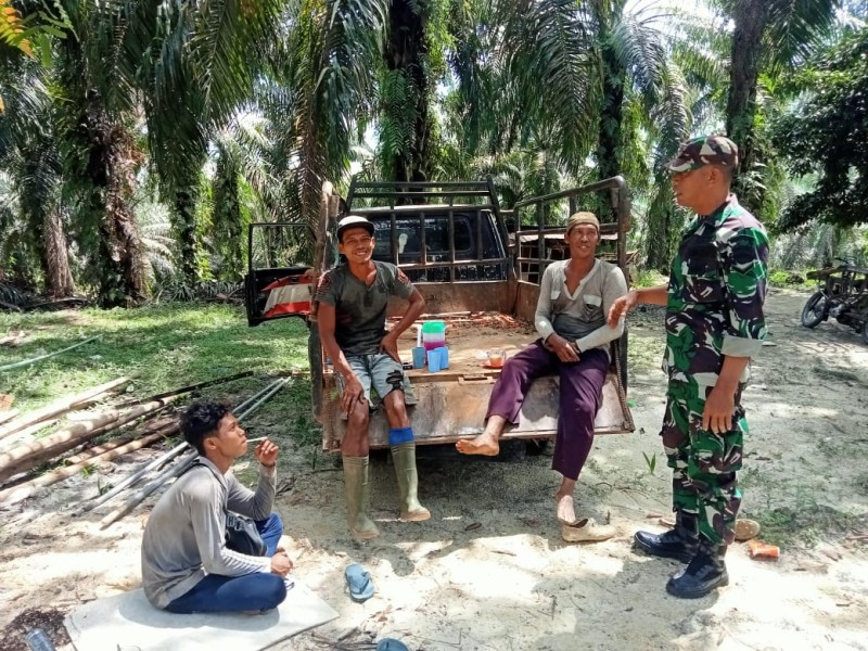 Babinsa Serda Mayus Maruli Ajak Warga Minas Timur Peduli Kesehatan