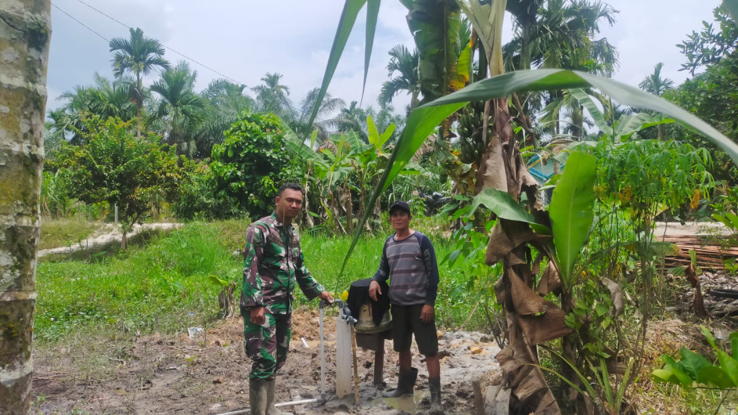 Meski Berpuasa, Babinsa Koramil 06/Kateman Tetap Semangat Bekerja di TMMD ke-123