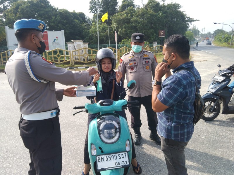 Peduli Kesehatan Warga di Tengah Kabut Asap, Polsek Minas Kembali Bagikan Ratusan Masker
