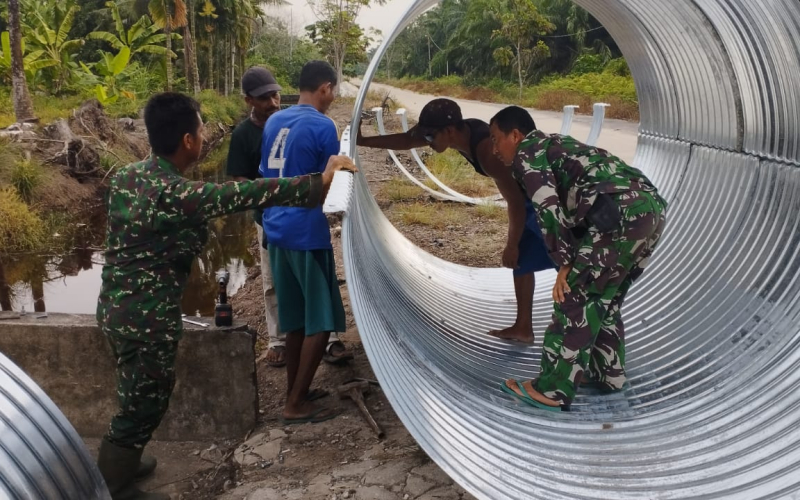 Gotong Royong TNI dan Masyarakat Bangun Jembatan Armco Penghubung Lubuk Gaung–Basilam Baru