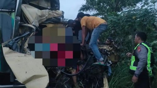 Truk Colt Diesel Tabrak Kendaraan Misterius di Kampar, Polisi Masih Buru Identitas Kendaraan, Dua Tewas