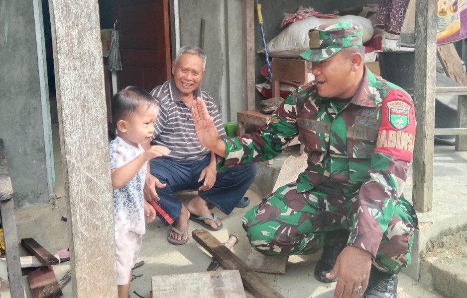Babinsa Kopda Gunariadi Cek Anak Stunting di Kampung Perawang Barat