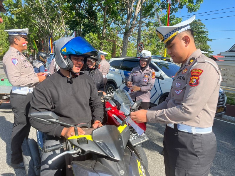 Semarak Kemerdekaan, Satlantas Polres Kampar Edukasi dan Bagi Bendera Merah Putih di Bangkinang Kota