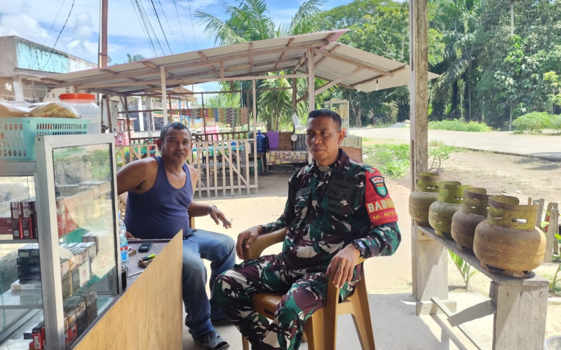 Babinsa Sertu Miftah Jalin Komsos dengan Tokoh Masyarakat Batu Teritip untuk Perkuat Keamanan Wilayah