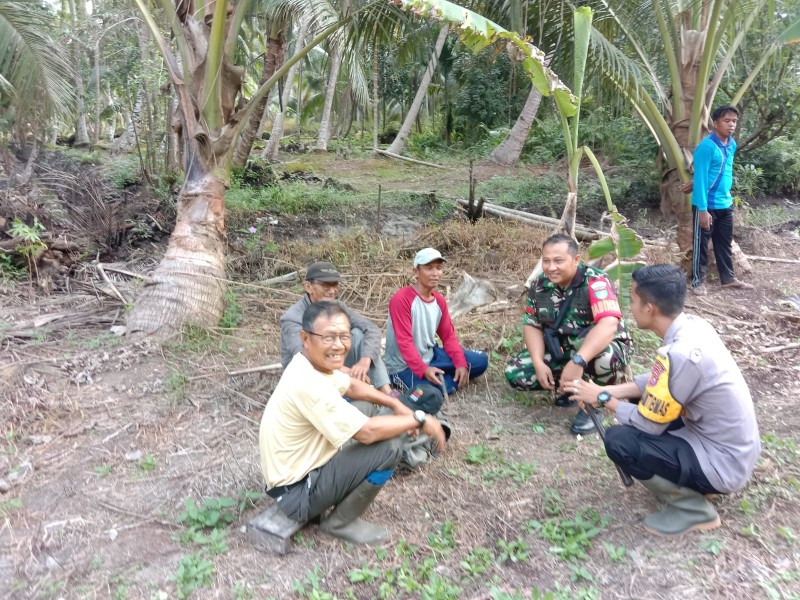 Silaturahmi dengan Warga Binaan, Babinsa Koramil 06/Kateman Imbau Waspada Air Pasang Tinggi