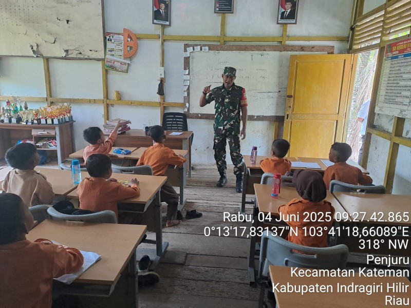 Babinsa Koramil 06/Kateman Berikan Wawasan Kebangsaan kepada Siswa SDN 009 Desa Penjuru