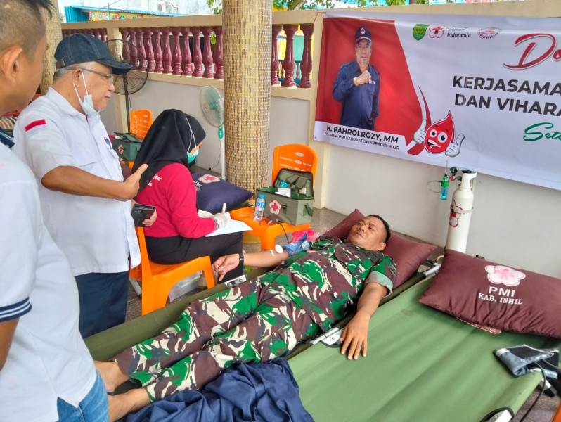 Peringati Hari Waisak, Danramil 06/Kateman Ikuti Aksi Donor Darah