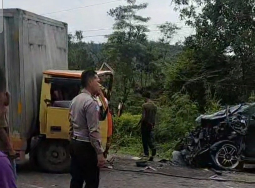 Kecelakaan Innova dan Truk Box BNPB Picu Kemacetan Panjang di Desa Kemang, Pelalawan