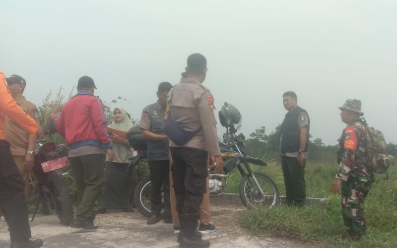 Cegah Karhutla, Babinsa Koramil 02/Bukit Kapur Gencarkan Patroli dan Sosialisasi di Teluk Makmur