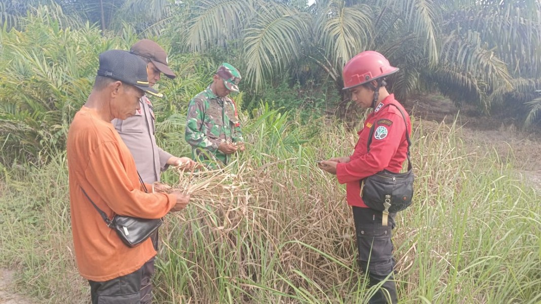 Babinsa Serda Wiky Hendri Septa Patroli Karhutla di Sungai Mandau, Siak