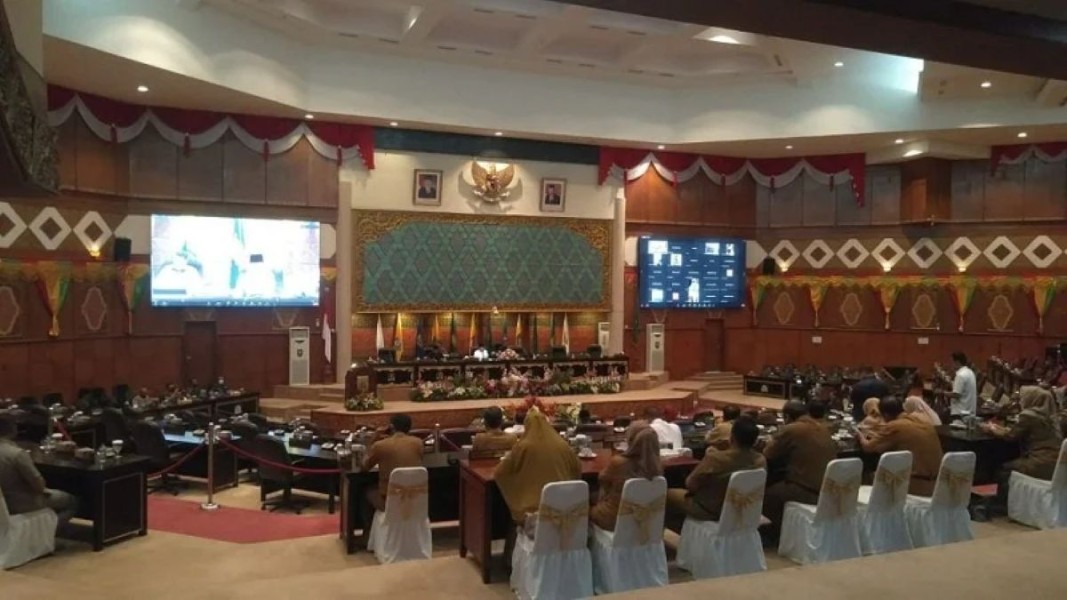 Hanya Dihadiri Asisten II, DPRD Riau Tunda Sidang Paripurna Ranperda KIP