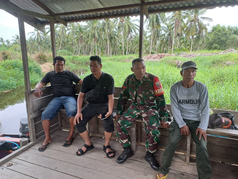 Komsos dengan Warga Binaan, Babinsa Koramil 06/Kateman Ajak Jaga Kekompakan Demi Lingkungan Kondusif